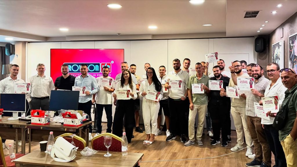 Ekipi dhe partnerët e Albital Canon me certifikatat e trajnimit Provision ISR